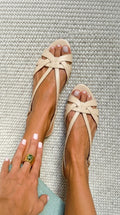 Sandali slingback peep toe bassi Nude con cinturini incrociati