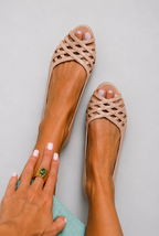 Sandalias planas con tiras cruzadas y punta abierta