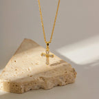 Collana con Pendente a Croce di Diamanti Delicati